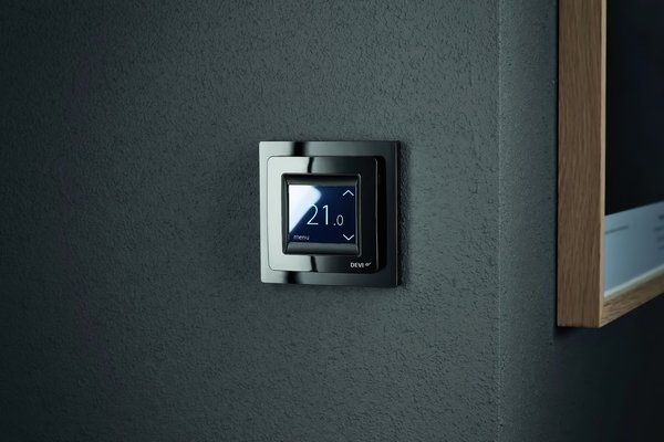 Терморегулятор DEVI багатофункційний з Wi-Fi та інтелектуальним таймером DEVIreg Smart Pure Black чорний 140F1143